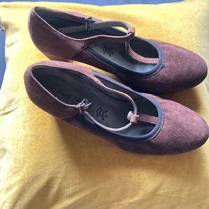 Brown sued shoes 👠. Brand new and made in Italy. Never worn. Size 39 or 8.5.